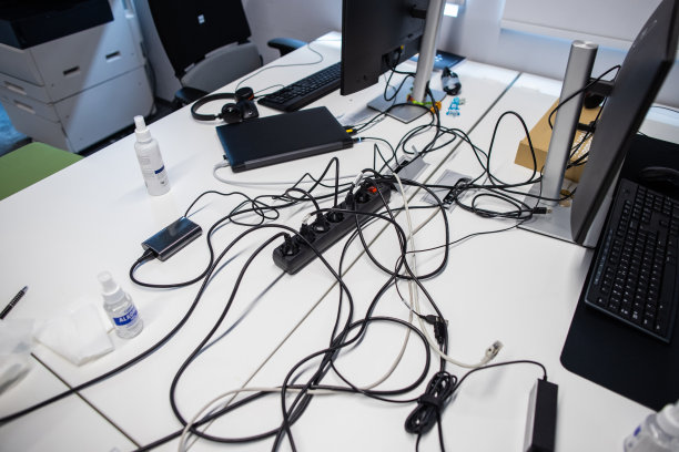 有电脑设备的空办公室图片下载