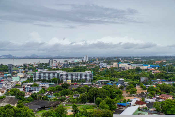 泰国芭堤雅市(春武里府)的景观，在白天的开阔天空中无人机拍摄图片下载
