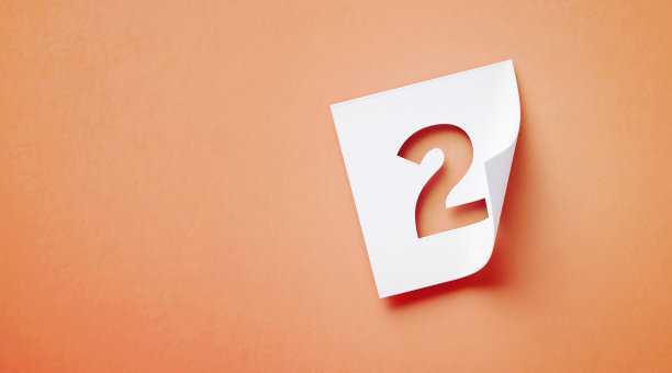 白色胶粘剂与剪纸2坐在橙色的背景图片下载