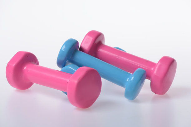 白色背景的蓝色和粉色塑料制成的哑铃图片下载