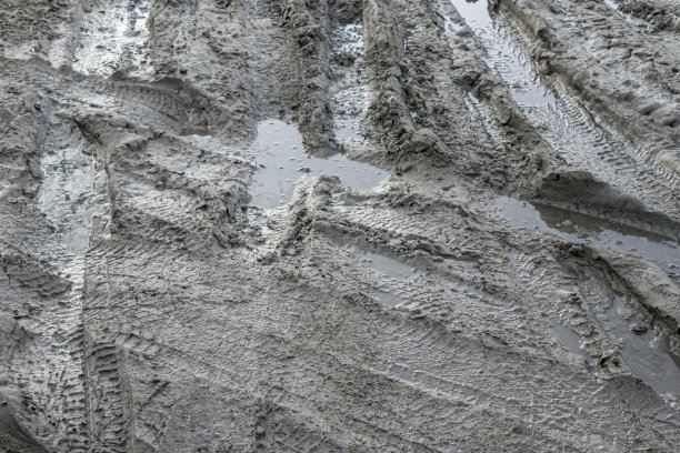大雨后的土路。图片下载
