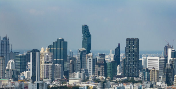 鸟瞰城市景观概念或抽象的先进创新，宏伟的城市景观和商业区的建筑景观图片下载