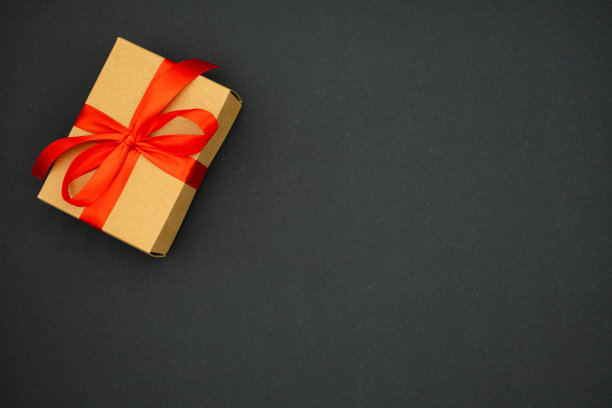 近距离的礼物，黑色背景，情人节，生日，母亲节。放置文本，横幅，俯视图图片下载