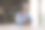 快乐年长灰色头发手机用户女人拿着手机图片下载