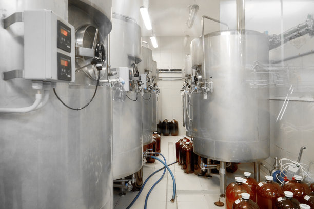 私人啤酒厂的精酿啤酒酿造设备。工艺啤酒。图片下载