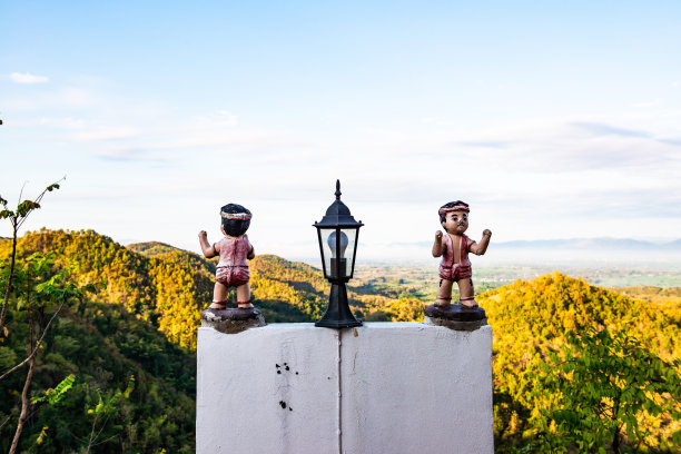 Phrathat Doi Leng寺的泰国拳击手雕像灯图片下载