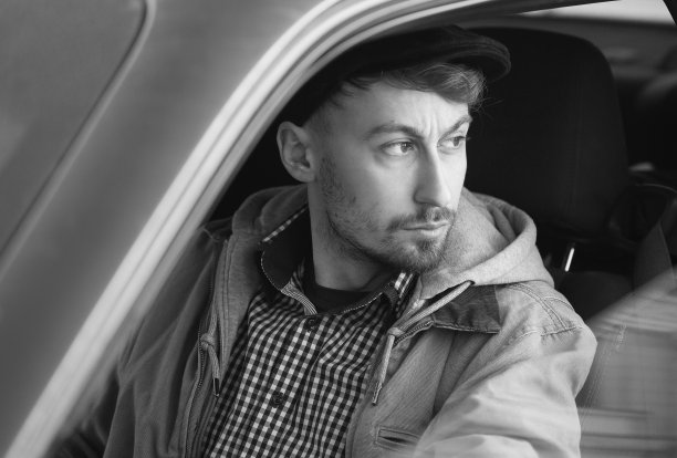 英俊的年轻人开车图片下载