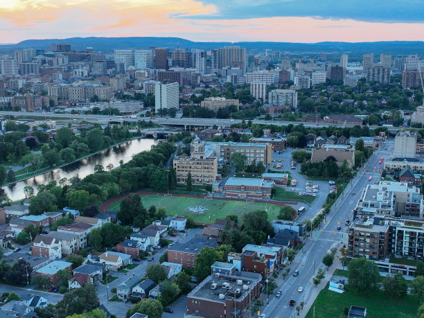 渥太华市中心与渥太华河相连图片下载