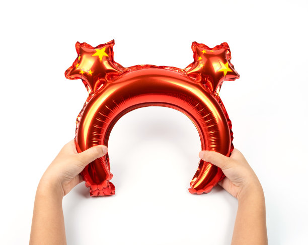 孩子抱着红色膨胀发箍图片下载