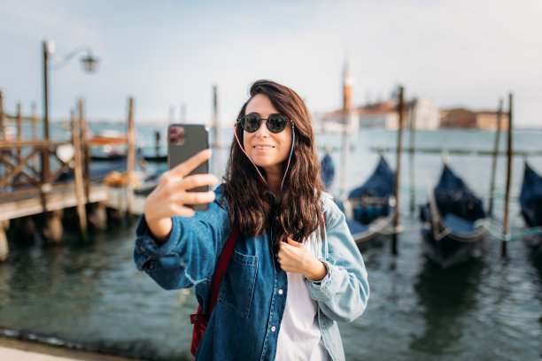 女游客用手机自拍图片下载