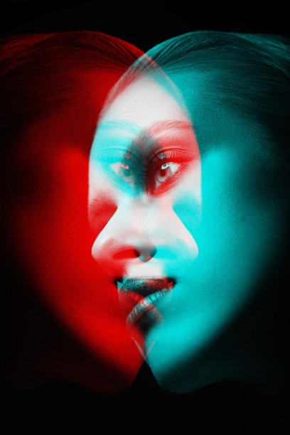特写工作室的漂亮女人与花式化妆在RGB颜色分裂效果风格的肖像图片下载