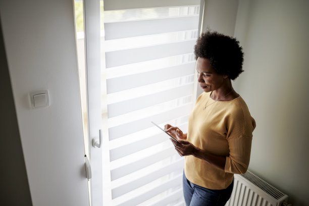 黑人妇女在办公室使用数字平板电脑的肖像图片下载