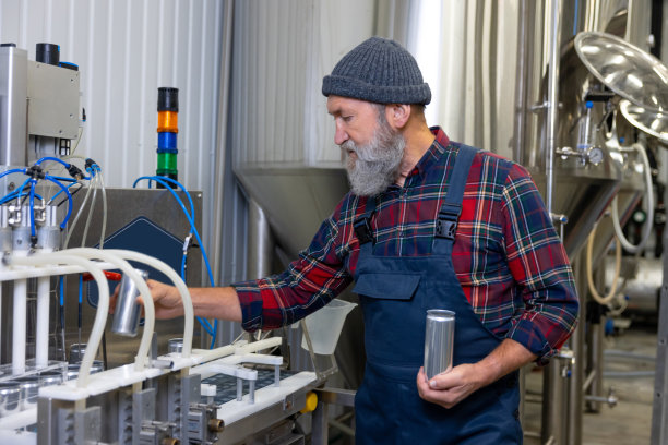 平静集中的生产操作工在工厂工作图片下载