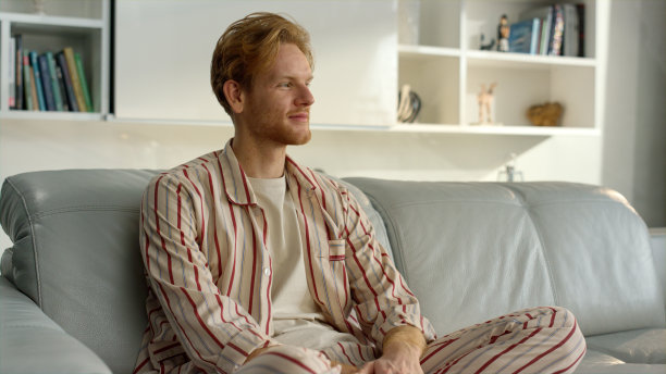 快乐的男人享受宁静的家庭氛围特写。自由职业者穿着睡衣休息图片下载