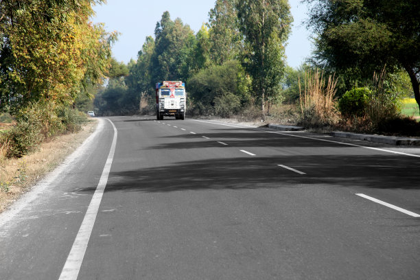 大卡车在高速公路上行驶图片下载