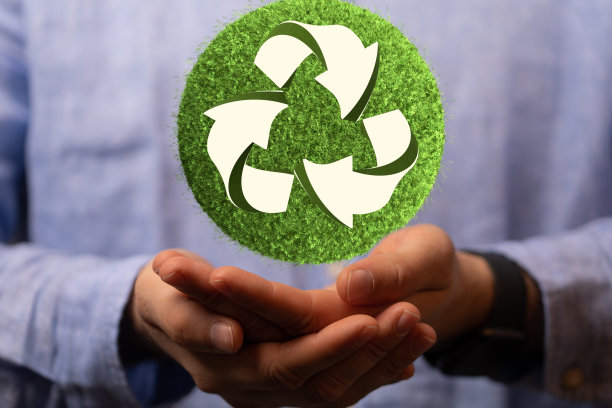 白人男子双手拿着绿色的回收标志，三个箭头3D图片下载