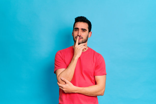 体贴的男人摸着下巴，看着镜头图片下载