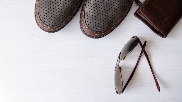 男士皮鞋，白色背景上的配件。风格和时尚。图片下载