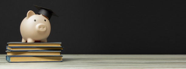 存钱罐和书。大学费用节约理念，文字复制空间图片下载