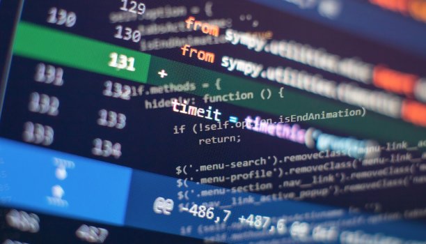 关于大数据和区块链数据库的计算机脚本摘要。软件开发人员编程代码。在显示PC上挖掘加密货币过程程序。使用软件。图片下载