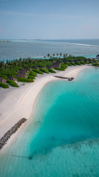 马尔代夫酒店海滩别墅与游泳池热带岛屿度假村无人机图片下载