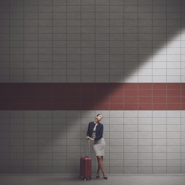 女商人在地铁站等车图片下载