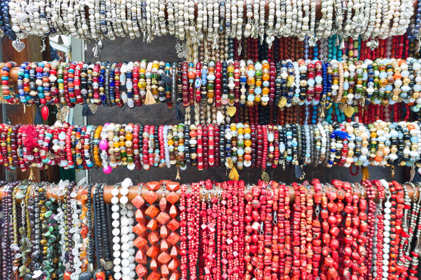 市场橱窗里的彩珠图片下载