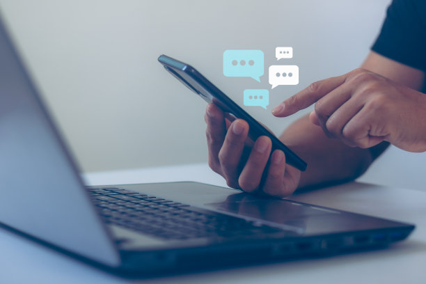 人手用智能手机打字，聊天对话在聊天框图标弹出的应用程序上响应通信，通信数字网络，社交网络。社会化媒体营销概念。图片下载