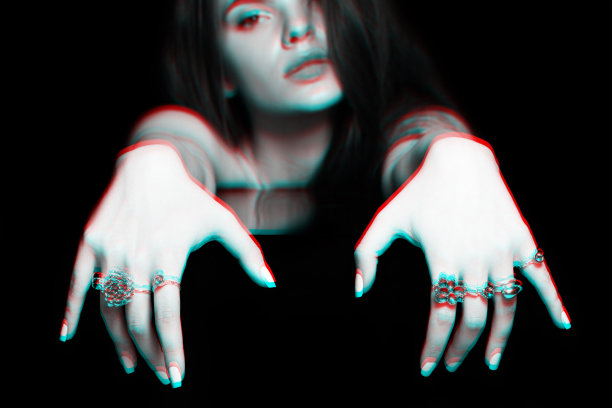 工作室的美丽和性感的女人与花哨的化妆和各种戒指上她的手指在RGB颜色分裂效果风格的肖像图片下载