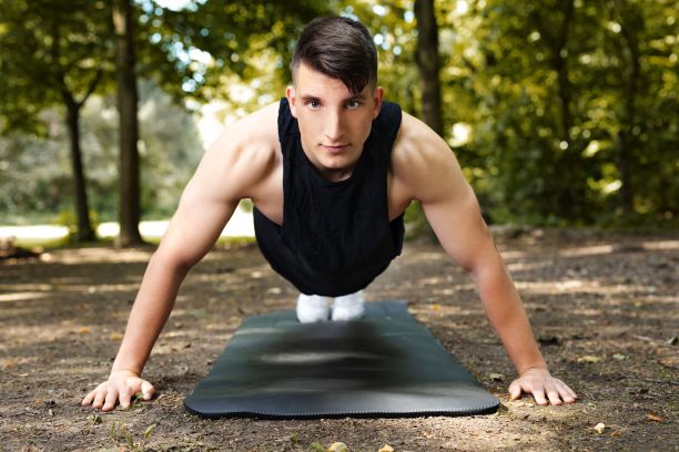 男人伸开双臂做俯卧撑图片下载