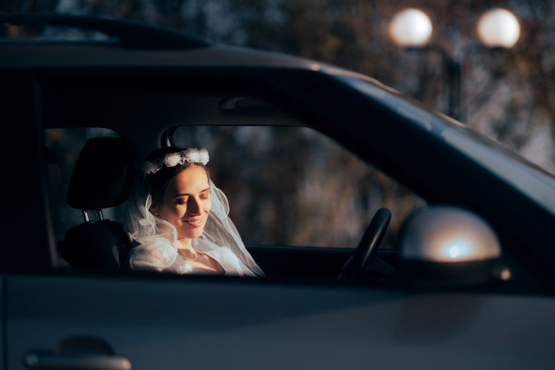 在车里等待去结婚的快乐新娘图片下载