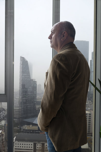 商人看着窗外的办公室图片下载