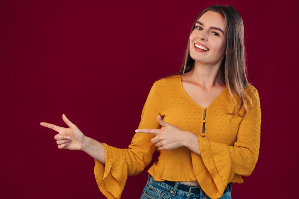 美丽的年轻女孩用手指指着双手图片下载