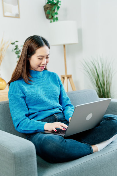 专注的女人在笔记本电脑上工作图片下载