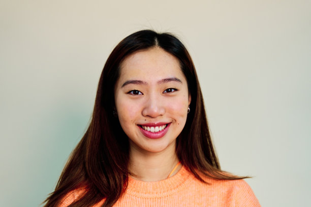 微笑的亚洲女人微笑着看着相机图片下载