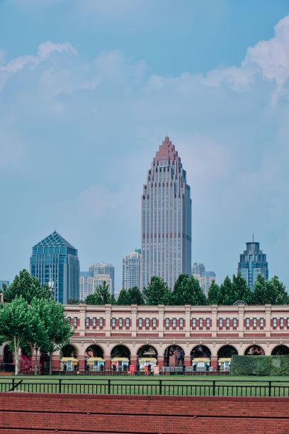 阳光灿烂的日子里摩天大楼的垂直镜头图片下载