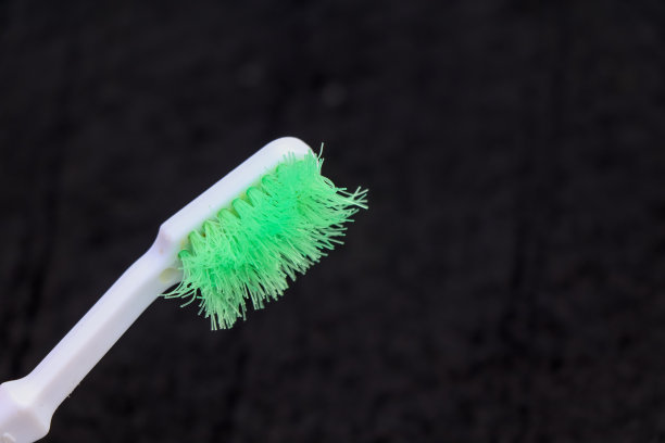 旧牙刷和硬的黑色背景图片下载