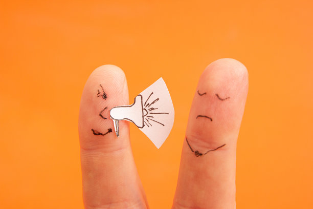 争吵的概念。妻子责骂丈夫。手指图片下载