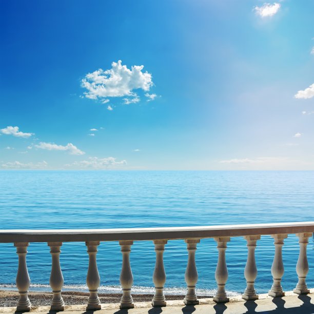 白色阳台俯瞰大海和蓝天图片下载