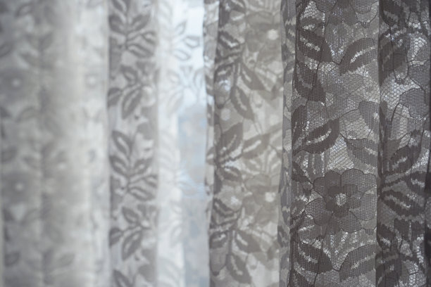 白色米色奶油浅棕色蕾丝窗帘。布料。窗口。的背景。图片下载