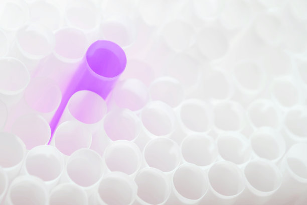 紫色塑料管和白色塑料管周围图片下载