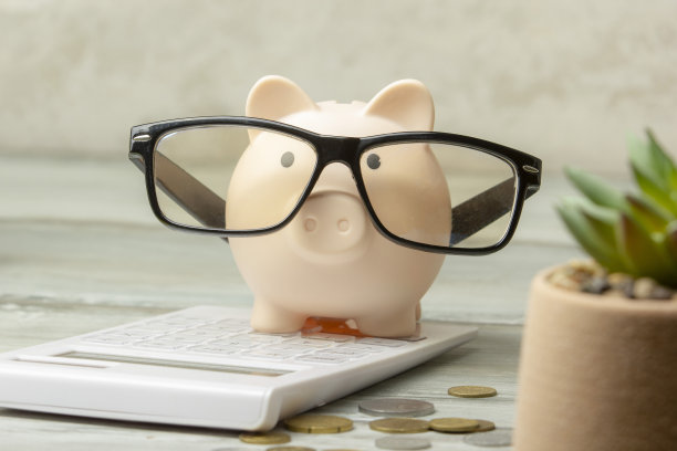 用存钱罐叠钱，加速成长存钱，概念理财业务投资。本空间图片下载