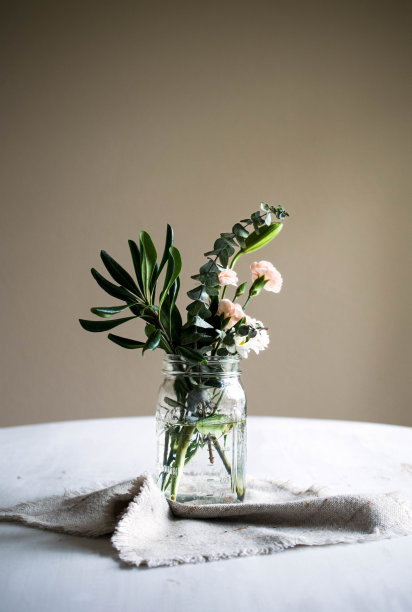 桌上的花束图片下载