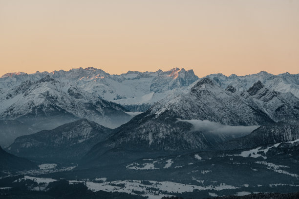 德国巴伐利亚州大雪覆盖的山脉的美丽照片。图片下载