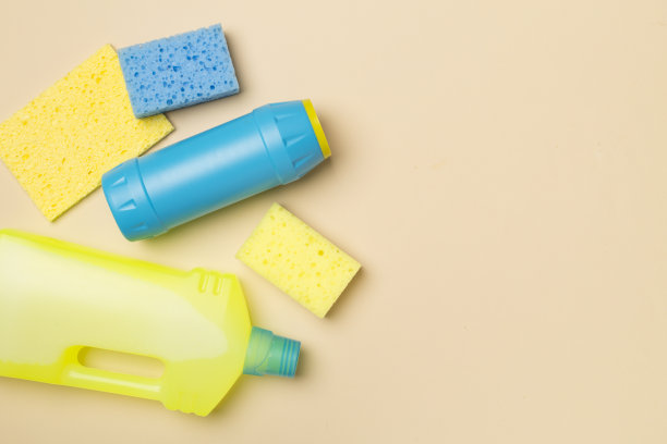 许多不同的房屋清洁产品的颜色背景，俯视图图片下载