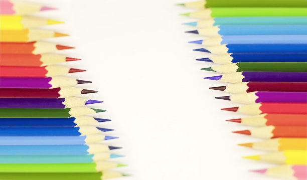 一套彩色铅笔在白色背景上画画图片下载