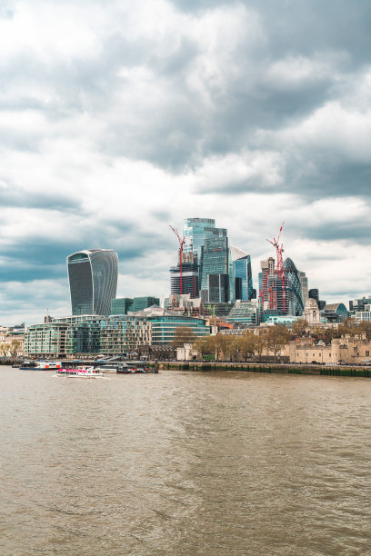 泰晤士河边的伦敦城的天际线图片下载