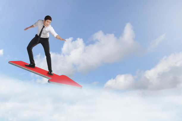 亚洲商人站在通胀标志上图片下载