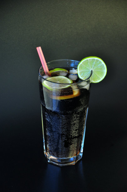 一杯可乐，黑底柠檬，加冰和吸管。图片下载