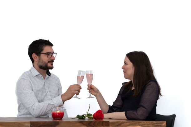 情人节，年轻的情侣用香槟举杯庆祝图片下载